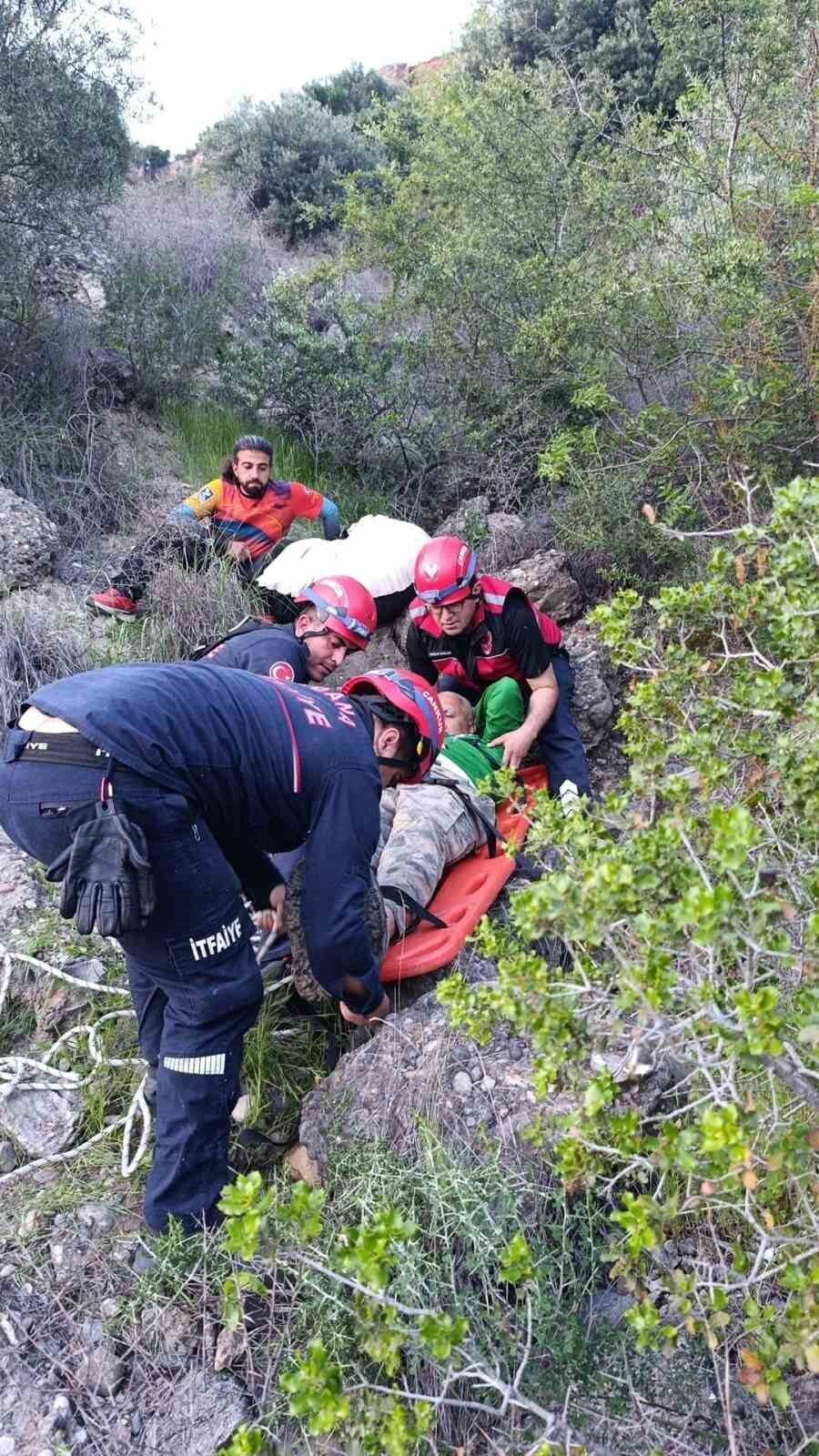Adana’da yamaç paraşütü yapan bir kişi, ağaçlık alana düşerek mahsur