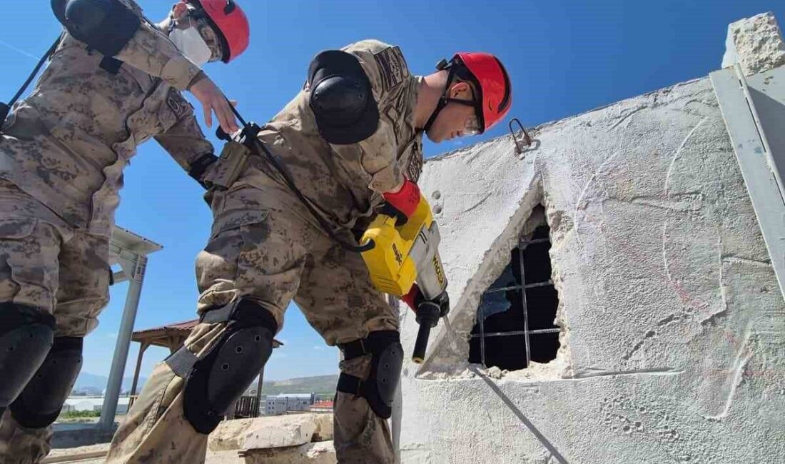 Çorum’da AFAD ekipleri tarafından jandarma komando birliklerine arama ve kurtarma