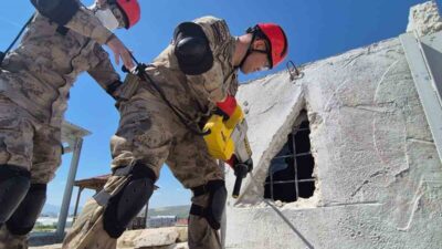 Çorum’da AFAD ekipleri tarafından jandarma komando birliklerine arama ve kurtarma