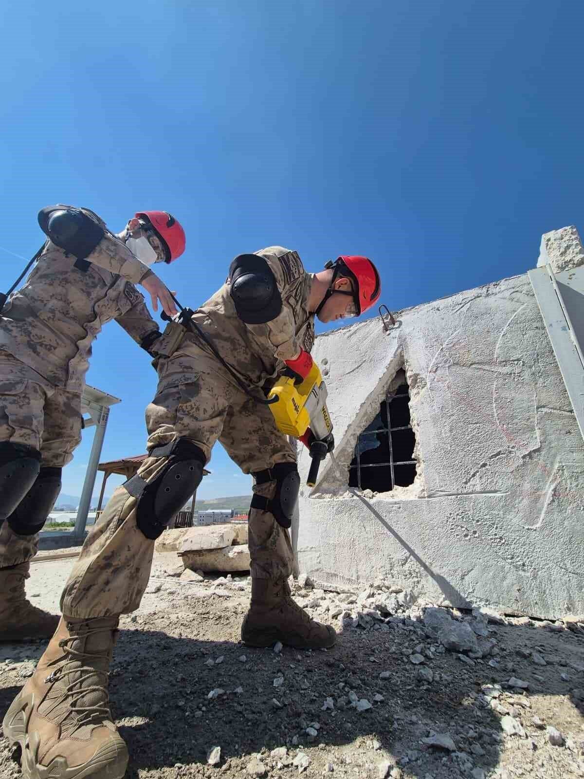 Çorum’da AFAD ekipleri tarafından jandarma komando birliklerine arama ve kurtarma