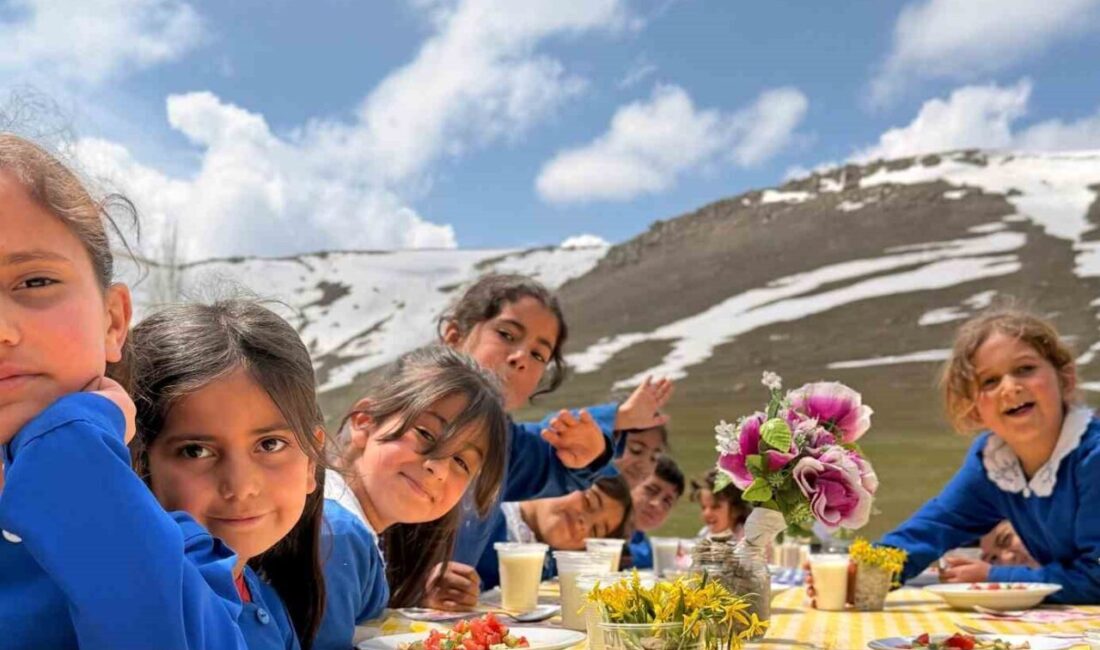 Ağrı’nın Hamur ilçesinde Özdirek Oluklu İlkokulu’nda öğrenciler, uzun kışın ardından