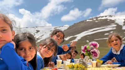 Ağrı’nın Hamur ilçesinde Özdirek Oluklu İlkokulu’nda öğrenciler, uzun kışın ardından