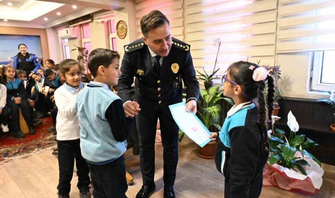 Ağrı’da, “Maarifin Kalbinde Çocuk” etkinlikleri kapsamında ilkokul öğrencileri, Türk Polis