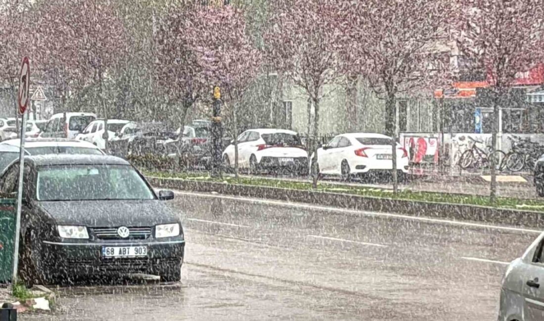 Aksaray’da günlerdir aralıklarla süren yağmur yağışları bugün yerini kar yağışına