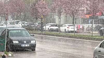 Aksaray’da günlerdir aralıklarla süren yağmur yağışları bugün yerini kar yağışına