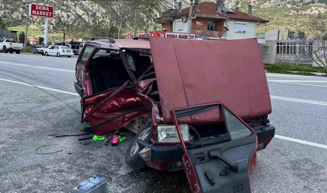 Antalya’nın Akseki ilçesinde iki otomobilin çarpışması sonucu meydana gelen trafik