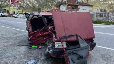 Antalya’nın Akseki ilçesinde iki otomobilin çarpışması sonucu meydana gelen trafik
