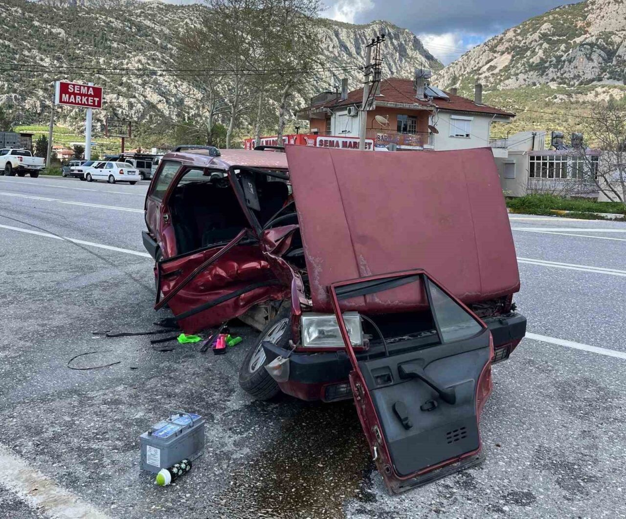 Antalya’nın Akseki ilçesinde iki otomobilin çarpışması sonucu meydana gelen trafik