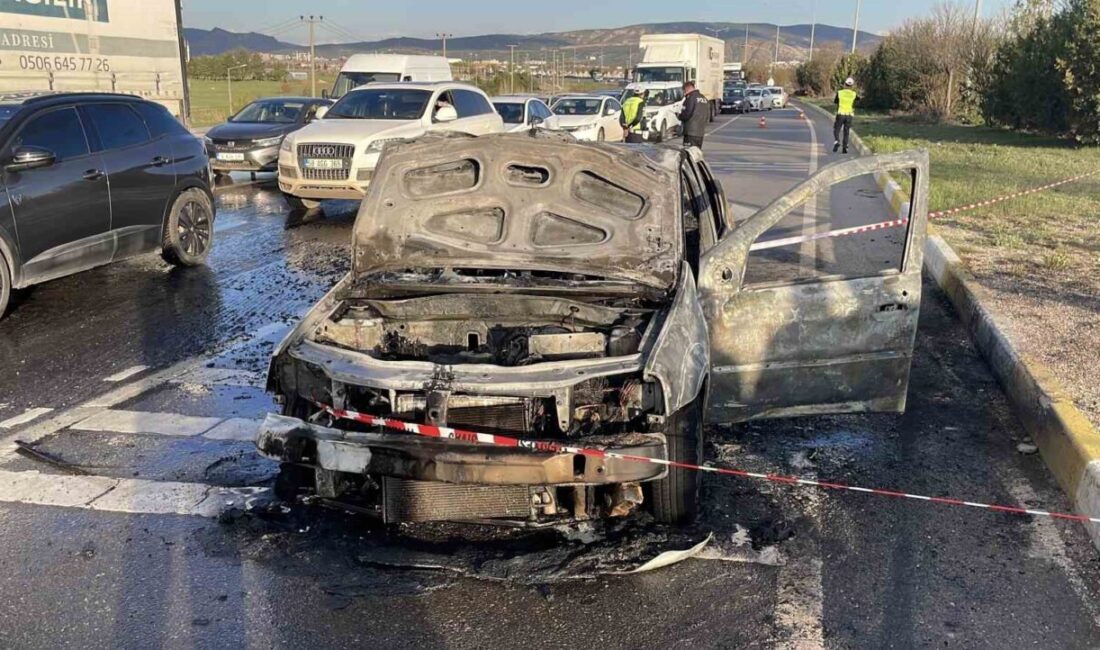 Sivas’ta seyri halindeki otomobilde çıkan yangın paniğe neden oldu. Edinilen