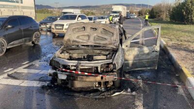 Sivas’ta seyri halindeki otomobilde çıkan yangın paniğe neden oldu. Edinilen