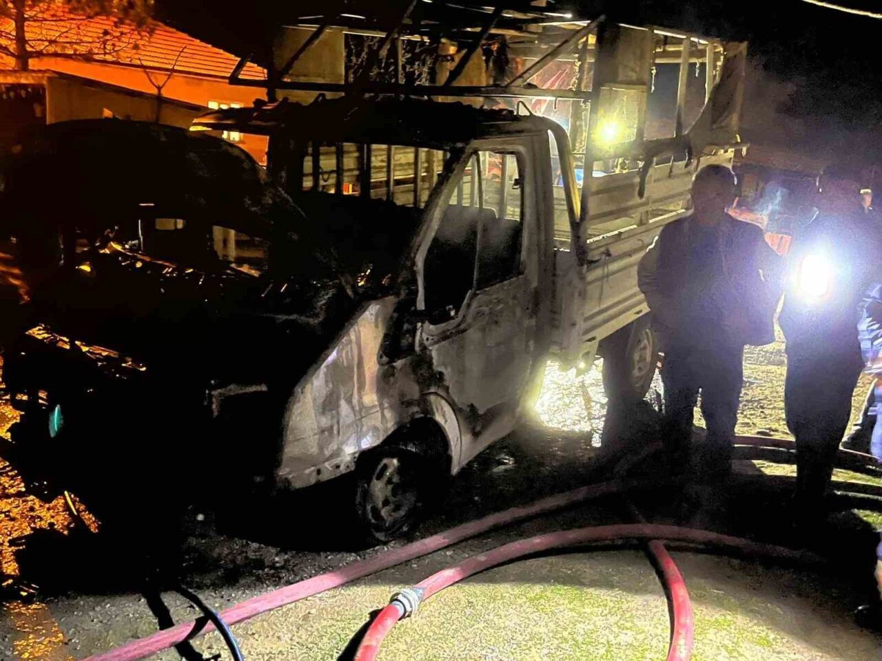 Çorum’un Alaca ilçesinde park halindeki kamyonette çıkan yangın, ev ve