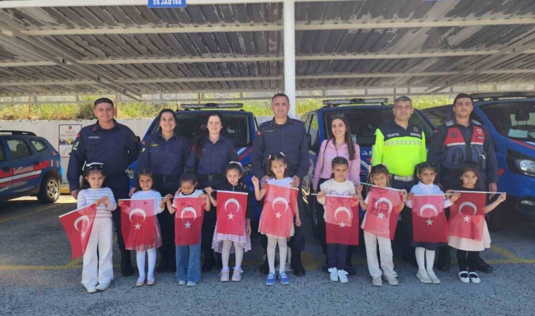 İzmir’in Aliağa ilçesinde anaokulu öğrencileri, İlçe Jandarma Komutanlığını ziyaret ederek