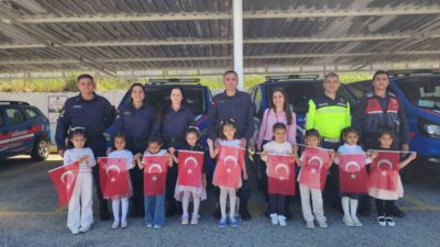 İzmir’in Aliağa ilçesinde anaokulu öğrencileri, İlçe Jandarma Komutanlığını ziyaret ederek