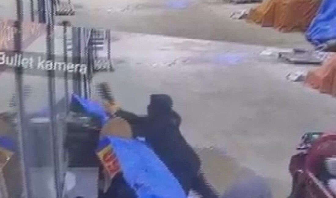 Hatay’da prefabrik çarşıya elektrikli motosikletle gelen hırsızların, ayakkabıları numaralarına bakarak