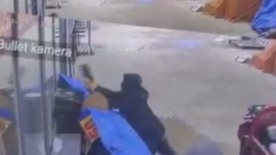 Hatay’da prefabrik çarşıya elektrikli motosikletle gelen hırsızların, ayakkabıları numaralarına bakarak