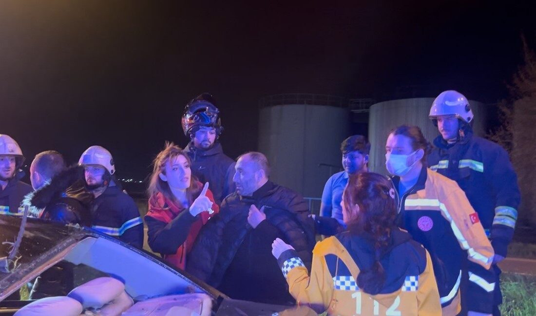 Tekirdağ Çorlu’da alkollü sürücünün kullandığı otomobil, orta refüjde ağaca ve