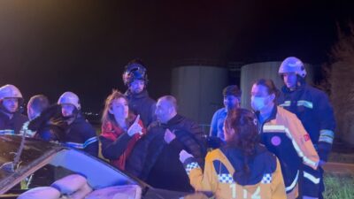 Tekirdağ Çorlu’da alkollü sürücünün kullandığı otomobil, orta refüjde ağaca ve