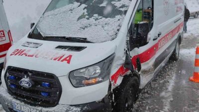 Gümüşhane’de otomobil ile ambulansın çarpıştığı kazada 3 kişi yaralandı. Kaza,