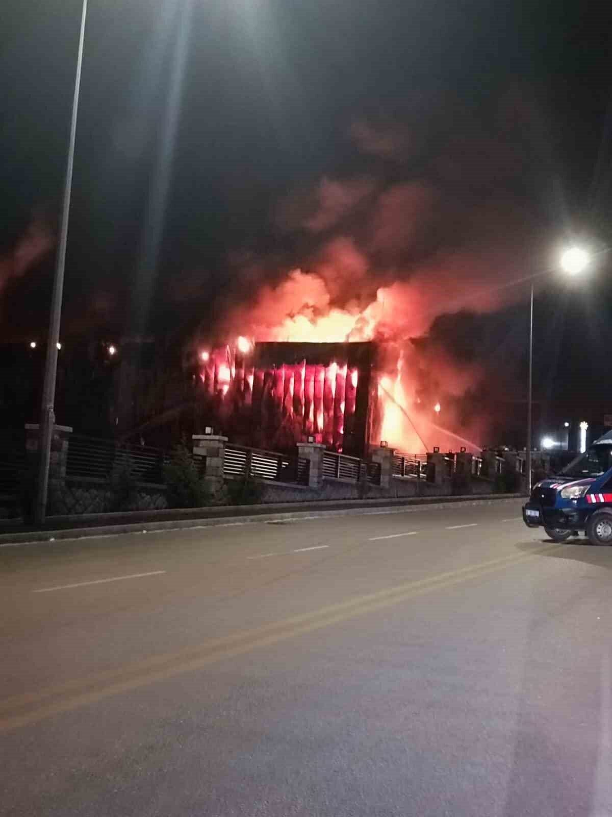 Ankara’nın Sincan ilçesinde, bir fabrikada çıkan yangını söndürme çalışmaları devam