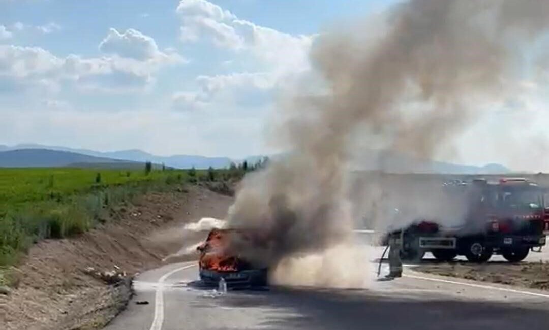 Ankara-Nallıhan karayolunda seyir halindeki bir araç, çıkan yangında kullanılamaz hale