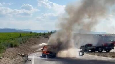 Ankara-Nallıhan karayolunda seyir halindeki bir araç, çıkan yangında kullanılamaz hale