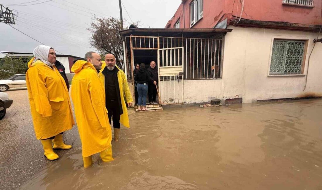 Hatay’da sel afetinin vurduğu noktalarda çalışmalarını sürdüren Antakya Belediyesi’nin yöneticileri