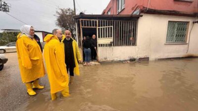 Hatay’da sel afetinin vurduğu noktalarda çalışmalarını sürdüren Antakya Belediyesi’nin yöneticileri