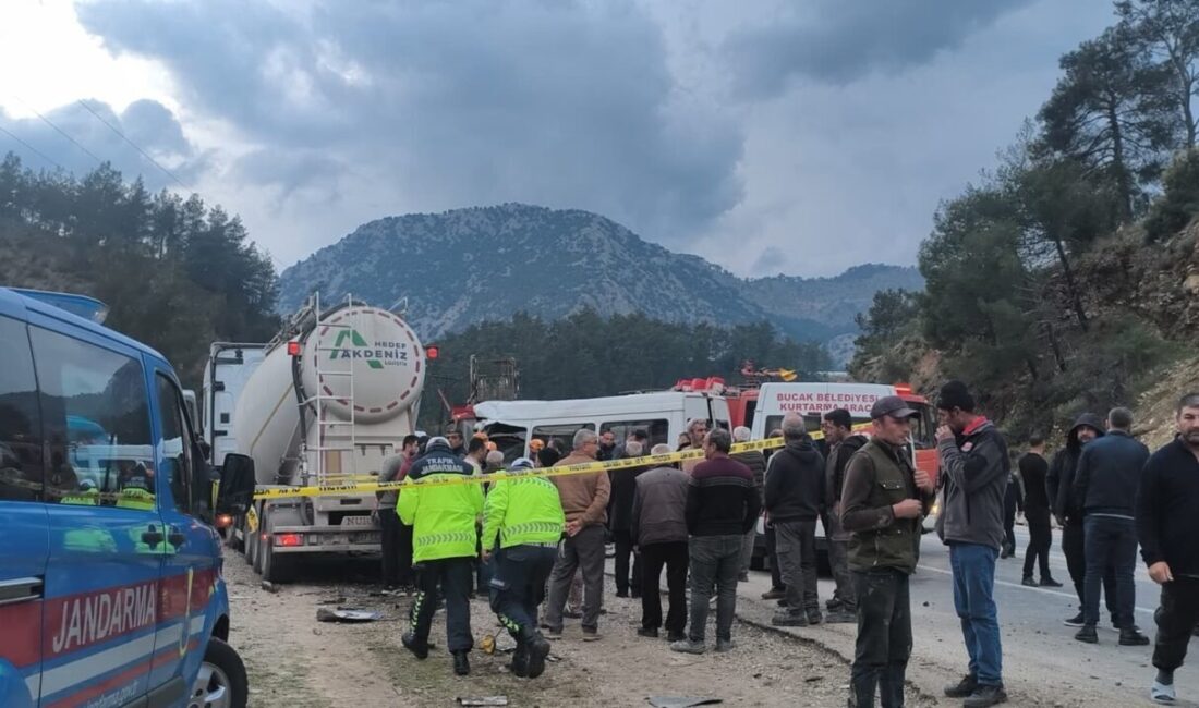 Antalya-Isparta karayolunda tarım işçilerini taşıyan minibüs ile beton mikserinin çarpışması
