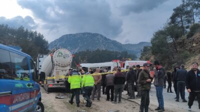 Antalya-Isparta karayolunda tarım işçilerini taşıyan minibüs ile beton mikserinin çarpışması