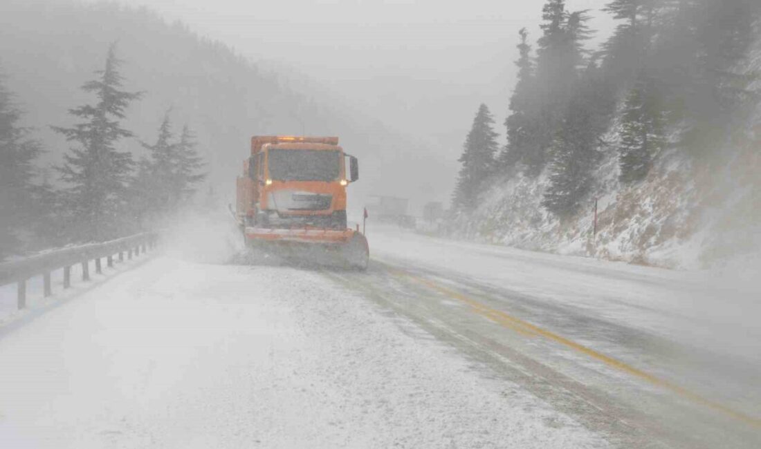 Antalya ve çevresinde etkili olan yağmur, yüksek kesimlerde yerini kar