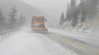 Antalya ve çevresinde etkili olan yağmur, yüksek kesimlerde yerini kar