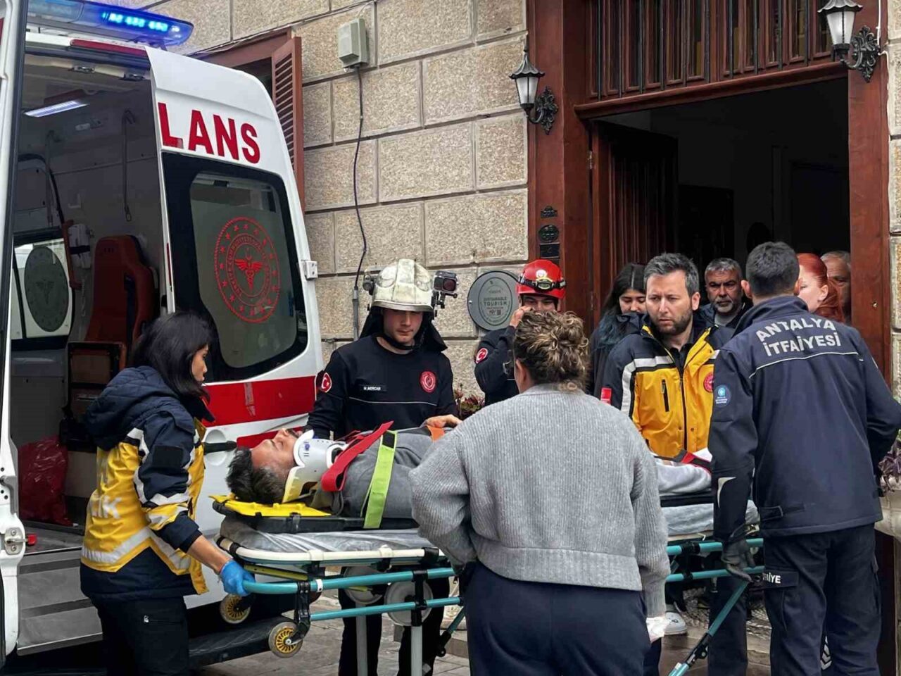 Antalya’da babasına ait otelin personel mutfağından depoya inmek isteyen genç,