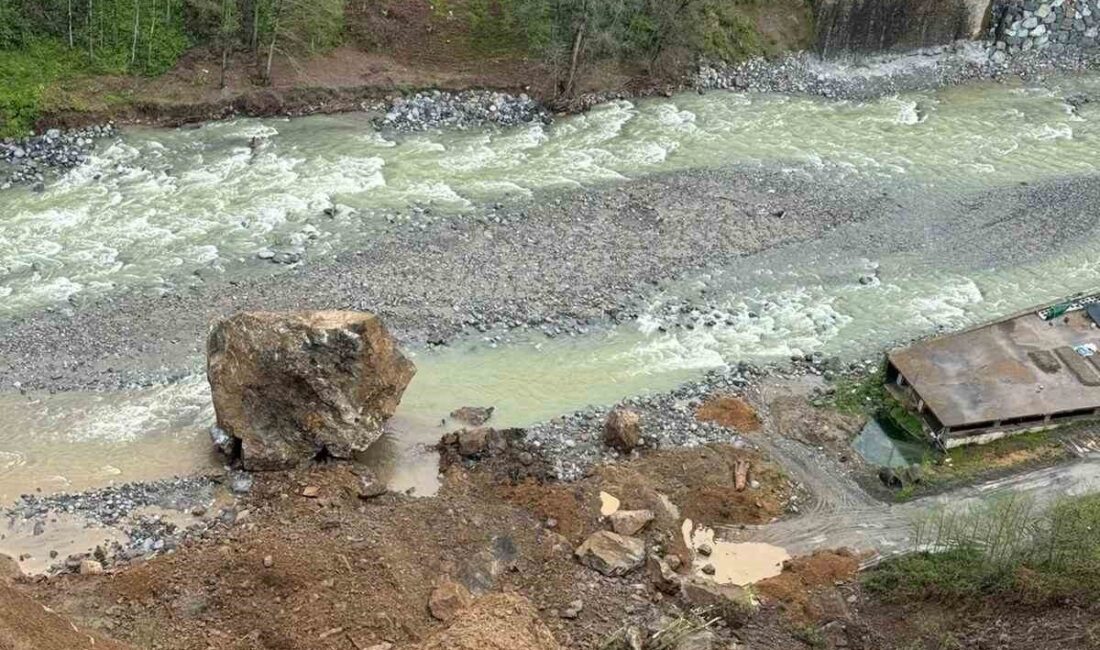 Rize’nin Ardeşen ilçesinde meydana gelen heyelanda, büyük bir kaya kütlesi