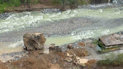Rize’nin Ardeşen ilçesinde meydana gelen heyelanda, büyük bir kaya kütlesi