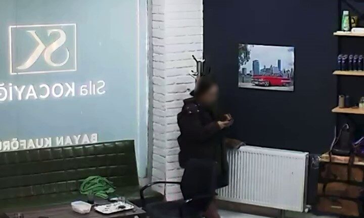 İstanbul’un Arnavutköy ilçesinde bir kadın kuaföründe işlem yaptıran kişi, yaklaşık