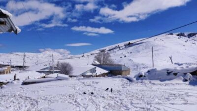 Erzurum’un Aşkale ilçesinde, bahar aylarının yaşandığı Nisan günlerinde beklenmedik kar