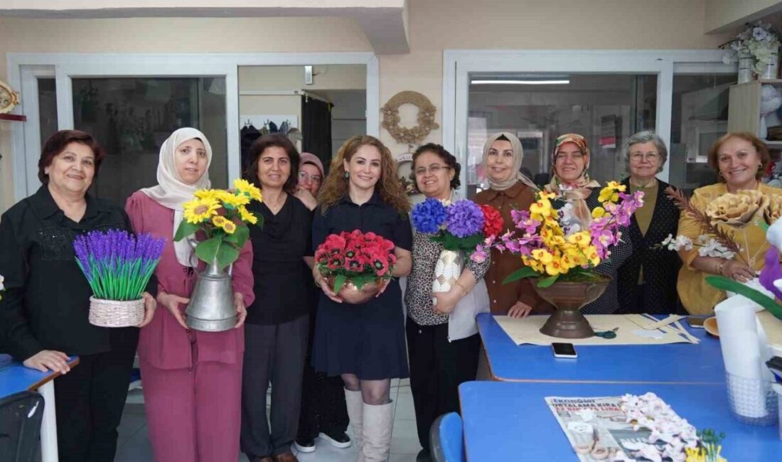 Yunusemre Belediyesi Kadın Dayanışma ve Eğitim Merkezleri’nde eğitim alan kadınlar,
