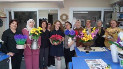 Yunusemre Belediyesi Kadın Dayanışma ve Eğitim Merkezleri’nde eğitim alan kadınlar,