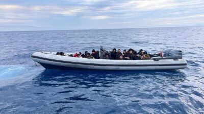 Aydın’ın Didim ilçesi açıklarında kısa süreli takibin ardından durdurlan lastik