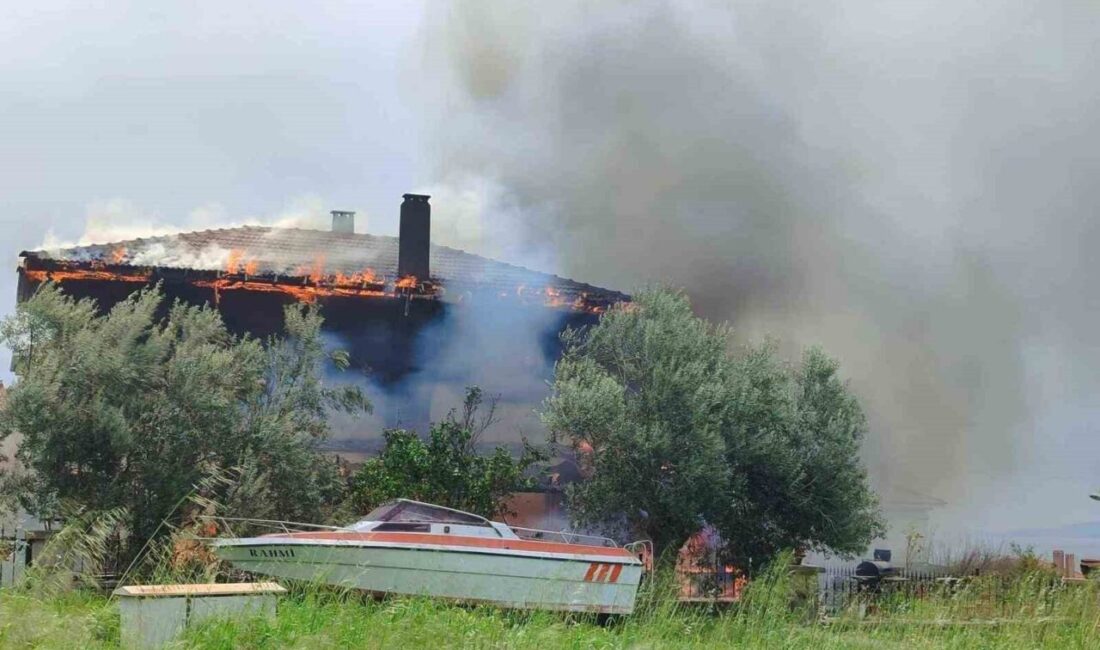 Çanakkale’nin Ayvacık ilçesinde bir villada çıkan yangın itfaiye ekipleri tarafından