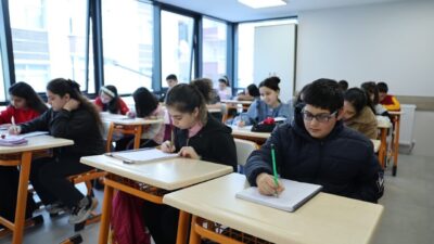 Bağcılar Belediyesi, ilk ve ortaokul öğrencilerine ücretsiz eğitim hizmeti veren