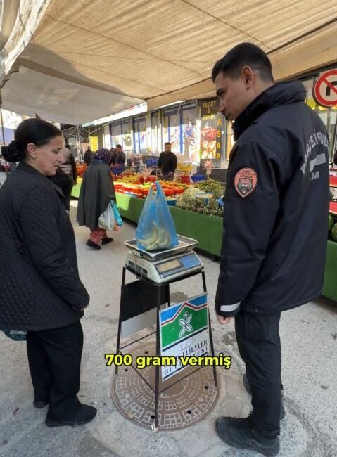 Bahçelievler’de kurulan semt pazarında yapılan denetimlerde bir pazarcının tartı oyunu