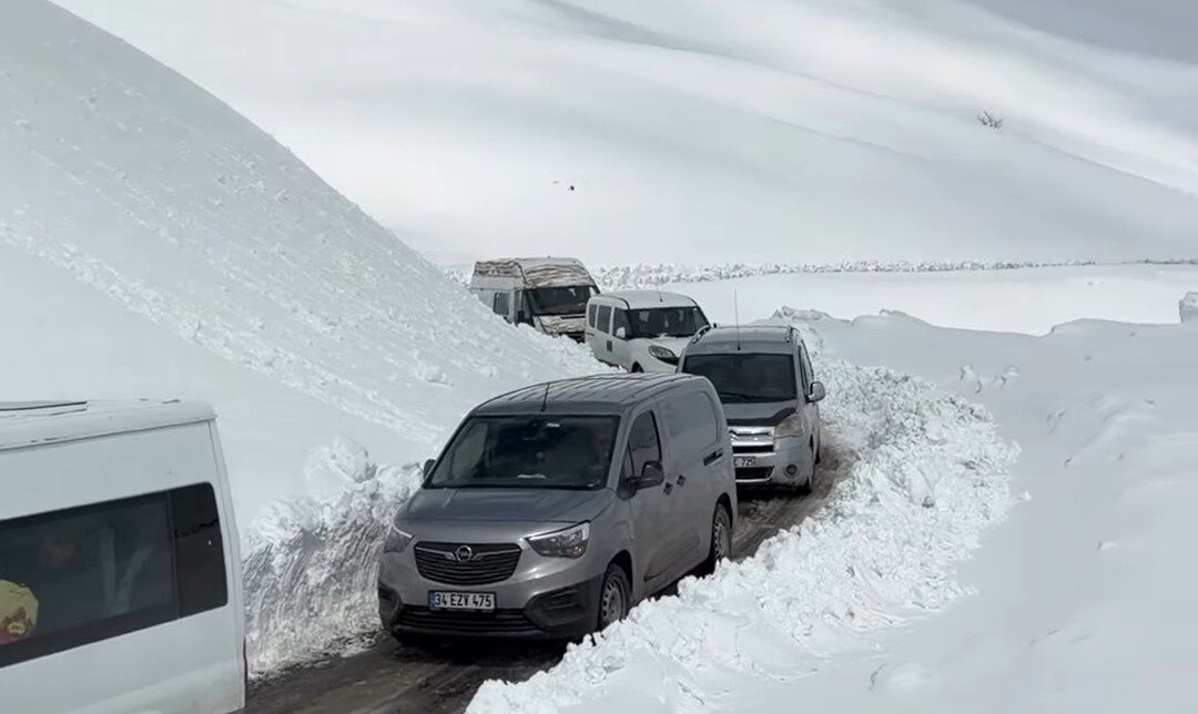Van’ın Bahçesaray ilçesinin tek kara ulaşımını sağlayan Bahçesaray-Hizan karayoluna çığ