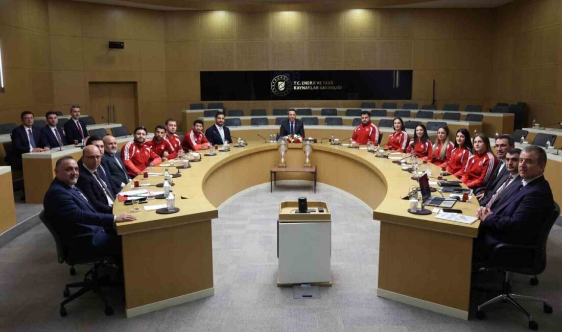 Enerji ve Tabii Kaynaklar Bakanı Alparslan Bayraktar, Avrupa güreş şampiyonalarında