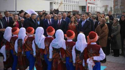 Milli Eğitim Bakanı Yusuf Tekin; durdukları ve baktıkları yerden ana