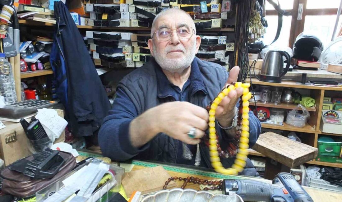 Burhaniye ilçesinde, 71 yaşındaki Cevat Büke tespih dizerek para kazanıyor.