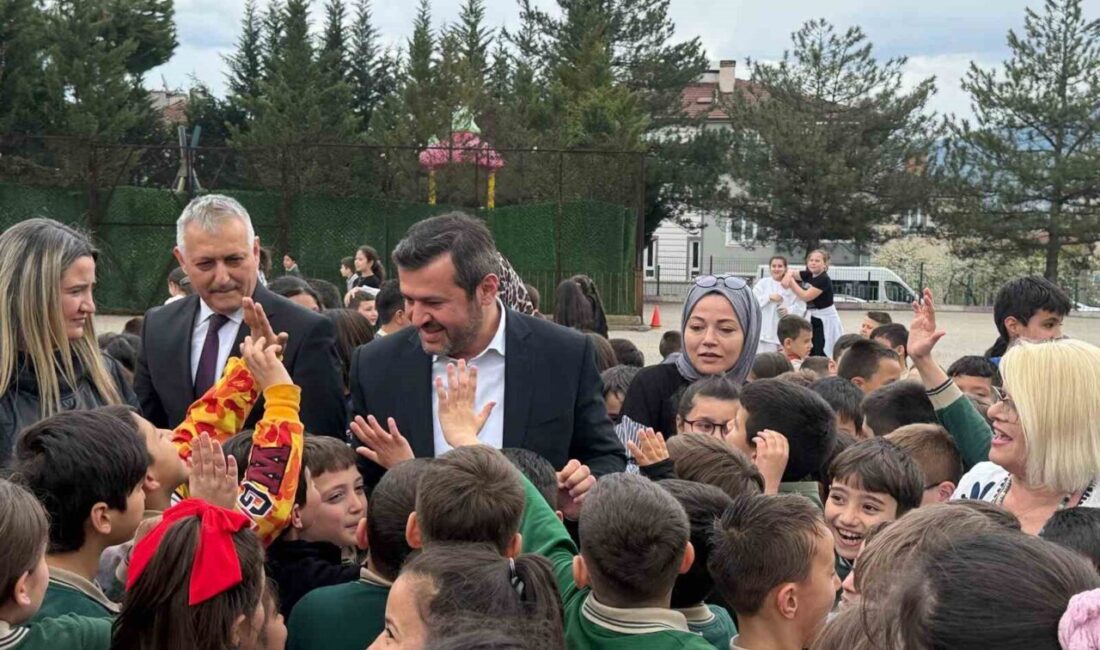 Karabük Belediye Başkanı Özkan Çetinkaya, Şehit Mehmet Dinçel İlkokulu’nda öğrencilerle
