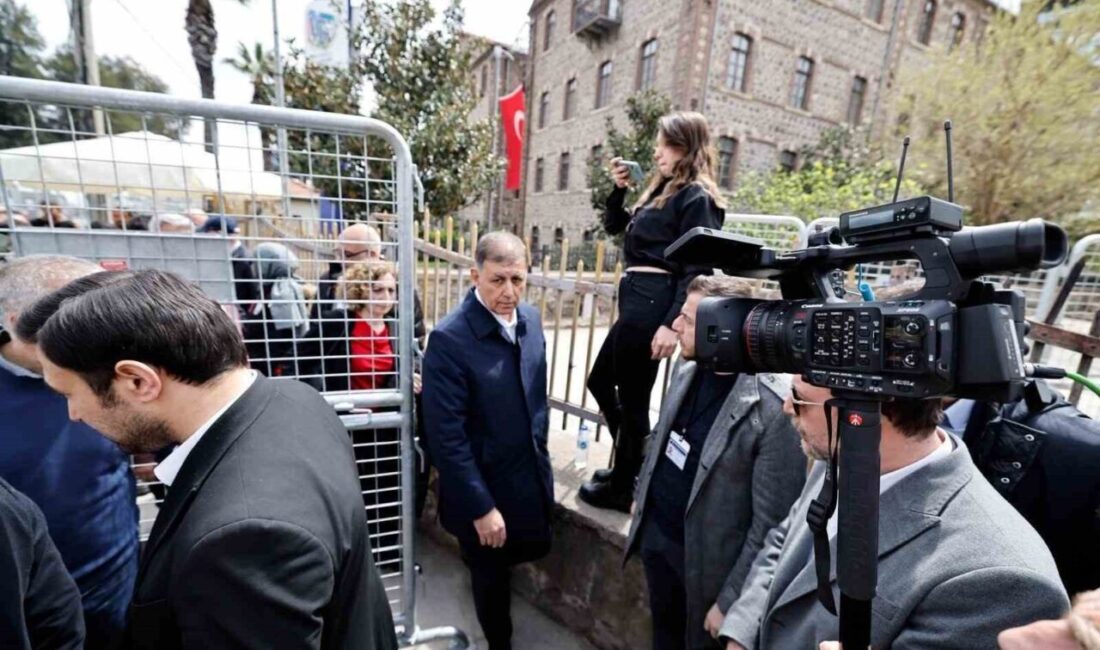 İzmir Büyükşehir Belediye Başkanı Dr. Cemil Tugay, polis barikatıyla çevrili