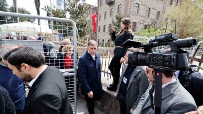 İzmir Büyükşehir Belediye Başkanı Dr. Cemil Tugay, polis barikatıyla çevrili