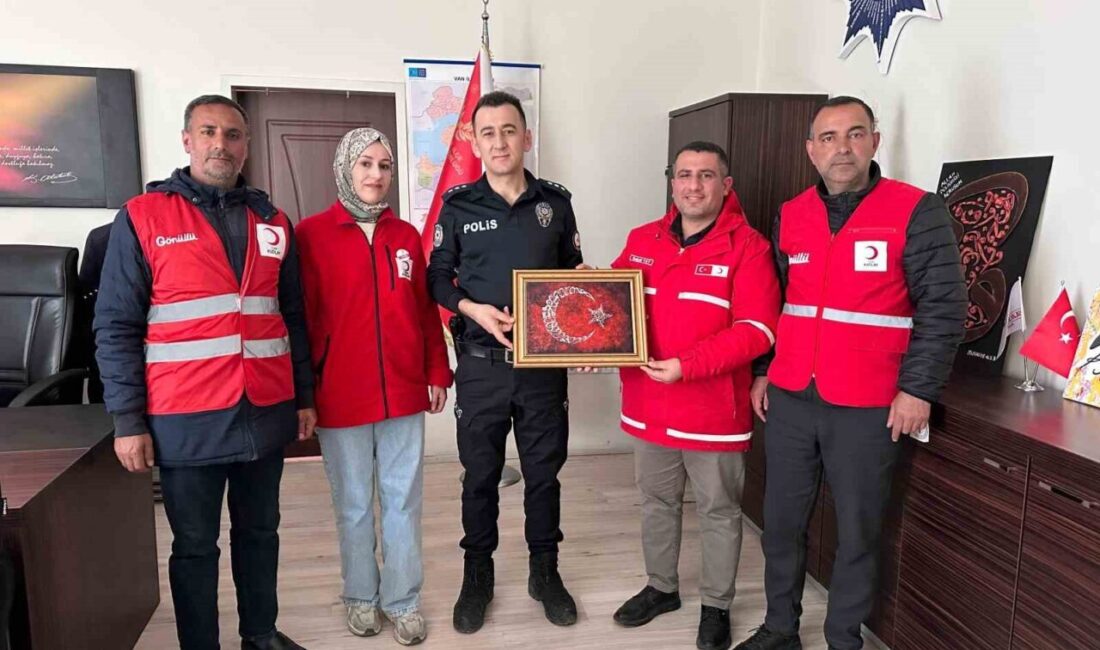 VAN (İHA) – Kızılay Muradiye Şube Başkanı Selçuk Yay, beraberindeki